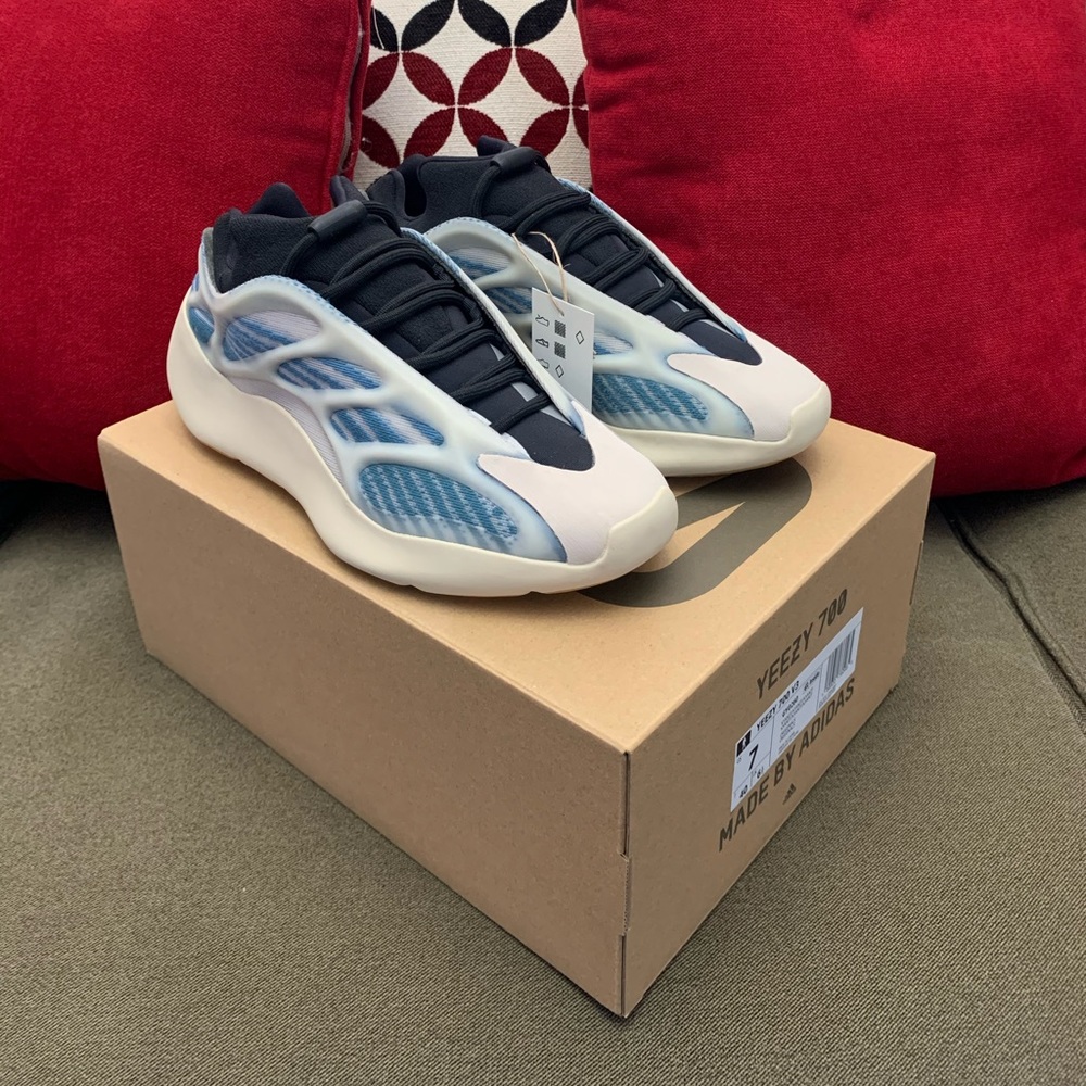 Yeezy 700 “Kyanite” size 7 - Picture 1 of 4